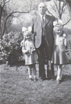 Albert Wiersema met dochters Anneke en Sjoukje