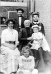 Henrika Sara Wiersum met oa haar 2 kinderen