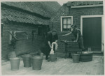Trientje WIersema met meid Dien